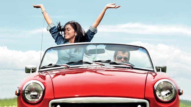 Casal dentro de um carro numa estrada