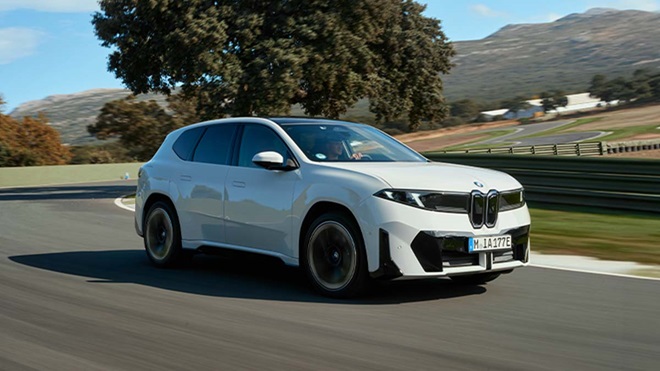 BMW iX3 50 xDrive, SUV elétrico, na estrada