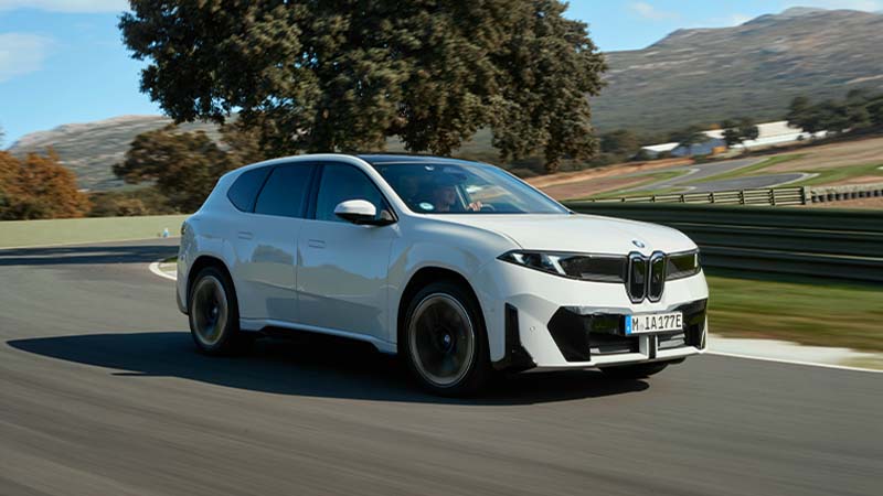 BMW iX3 50 xDrive, SUV elétrico, na estrada
