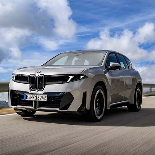 A versão 50 xDrive tem dois motores elétricos, tração integral e 469 cv de potência.