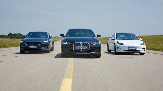 três carros elétricos na estrada: polestar 2, bmw i4 e tesla model 3