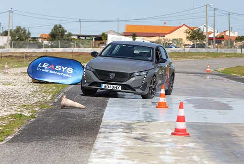 Durante o curso, treina a travagem de emergência e o desvio de obstáculos em velocidade.