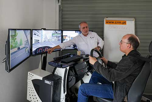 Depois da estrada, o simulador ligado ao computador. Avalia o desempenho do condutor e gera um relatório pormenorizado. Recria avarias, acidentes e situações de perigo.