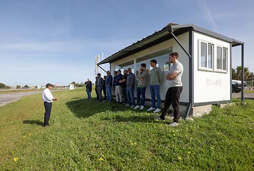 Curso arranca com teoria e termina com prática. No final do dia, o condutor domina melhor o automóvel e sabe como agir.