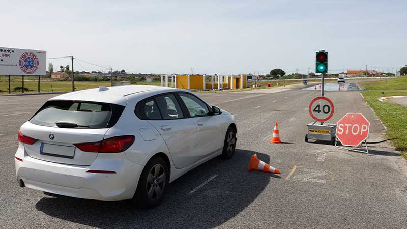 Carro a arrancar para formação em condução defensiva na pista em Palmela