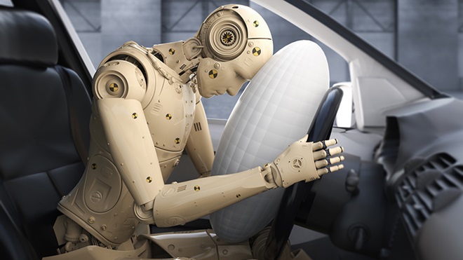 Manequim dentro do carro durante teste de colisão 