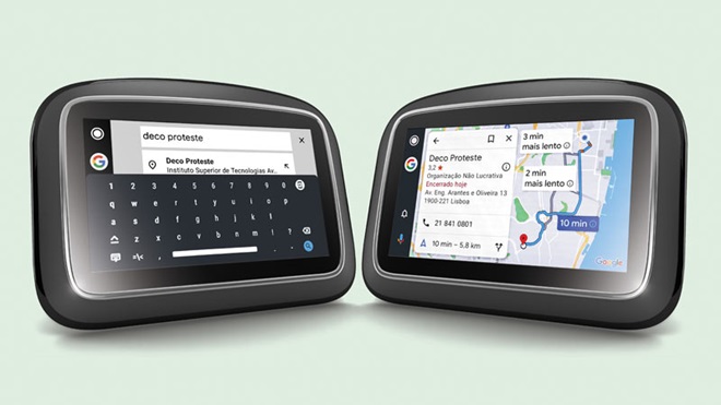 Pessoa num carro a usar car-play do carro.