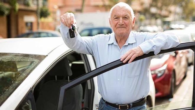 Homem com chave do carro na mão