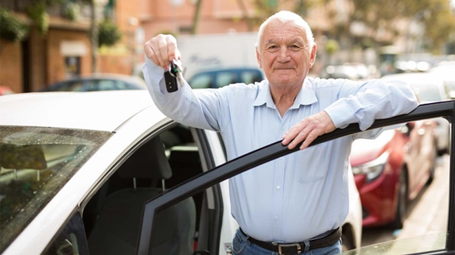 homem com chave do carro na mão