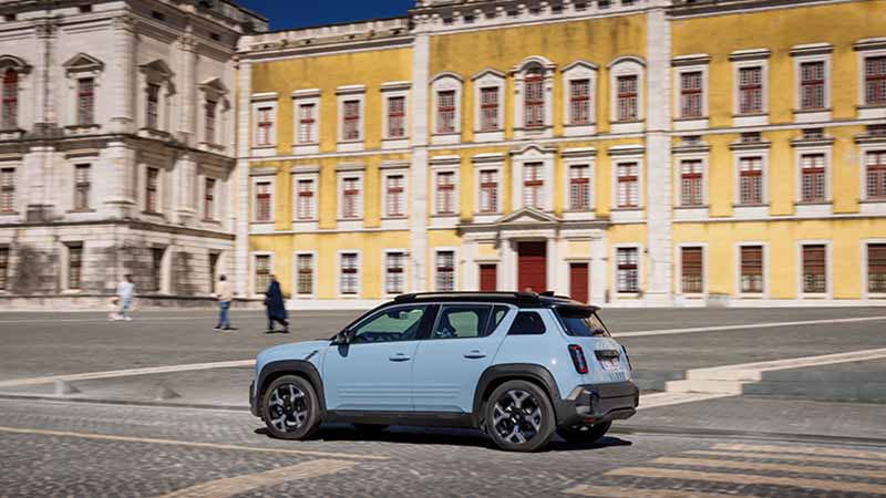 Renault 4 E-Tech elétrico na estrada em Lisboa