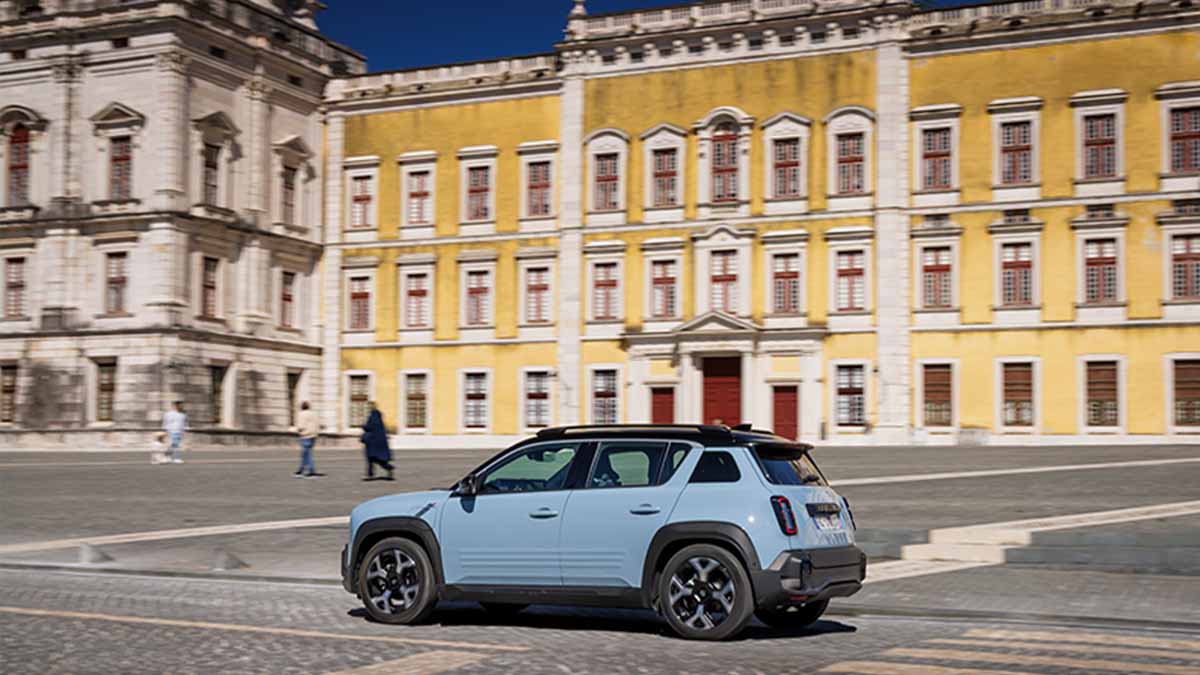 Renault 4 E-Tech elétrico na estrada em Lisboa