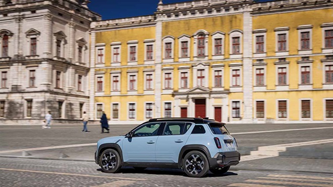 Renault 4 E-Tech elétrico na estrada em Lisboa