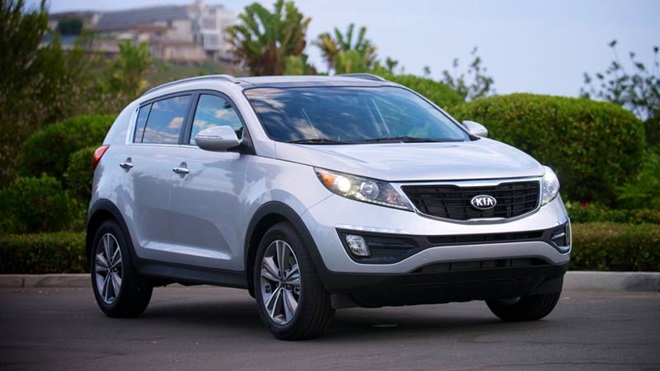 Carro cinzento Kia Sportage de 2014 estacionado na estrada
