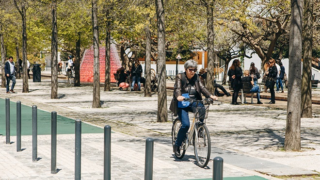 mulher a viajar de bicicleta na ciclovia