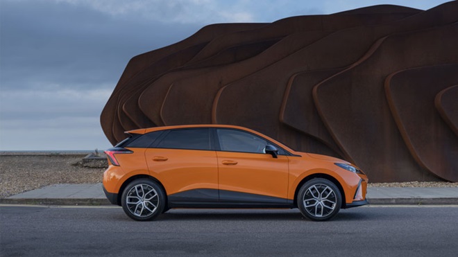 MG4 cor de laranja, na estrada