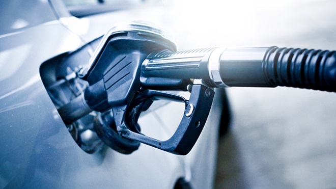 Carro a ser abastecido de combustível