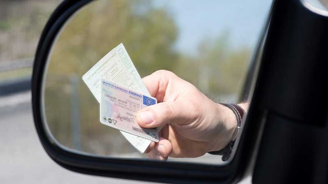 representação da apresentação do documento único automóvel à polícia numa paragem stop