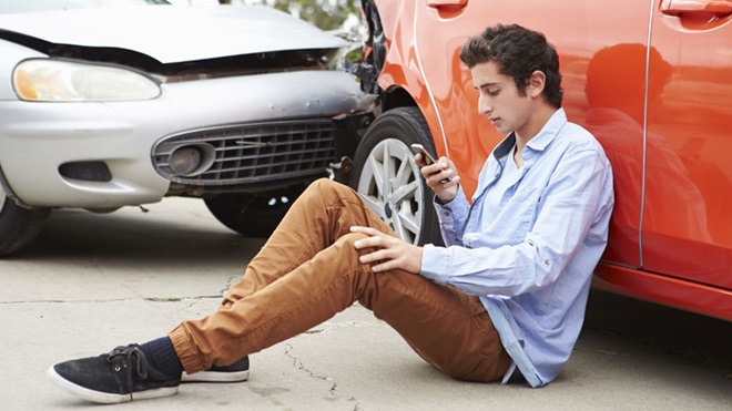 Acidente rodoviário, menor sem carta