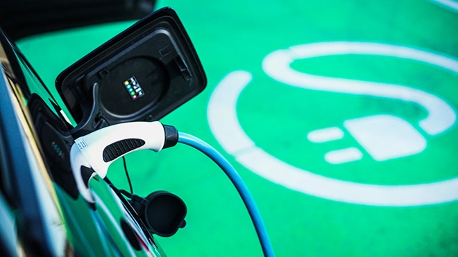 Abastecimento de carro elétrico num posto de carregamento