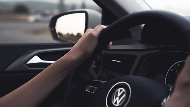 Dieselgate pessoa ao volante de VW