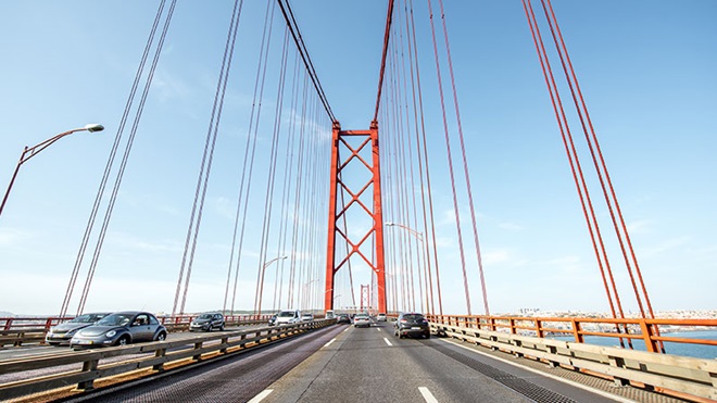 Carros a circular na ponte 25 de abril