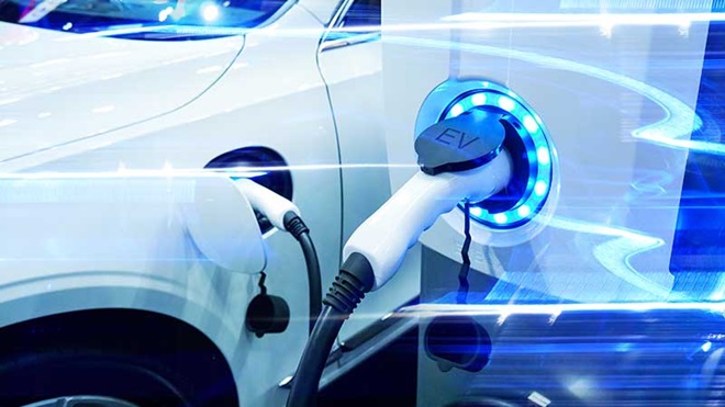 Automóvel elétrico a carregar bateria num posto de carregamento.