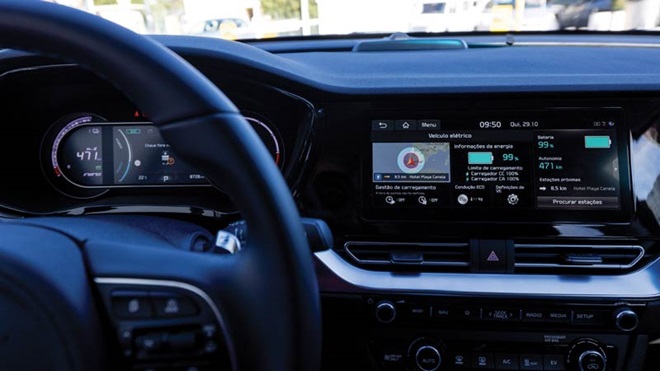 volante, painel de bordo e comandos de carro elétrico Kia e-Niro