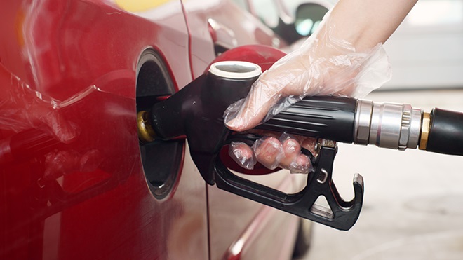 Consumidor a atestar o carro com combustível