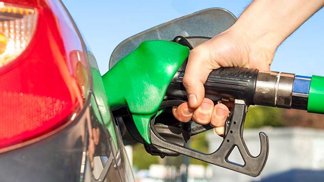 Homem a abastecer o carro