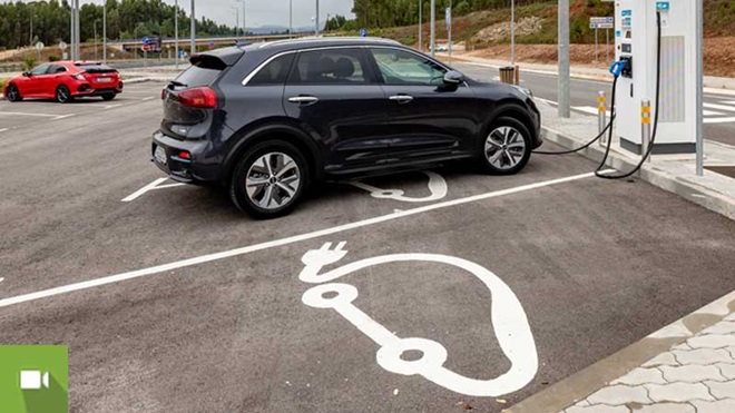 Carro elétrico, Kia e-niro, em carregamento numa estação de serviço