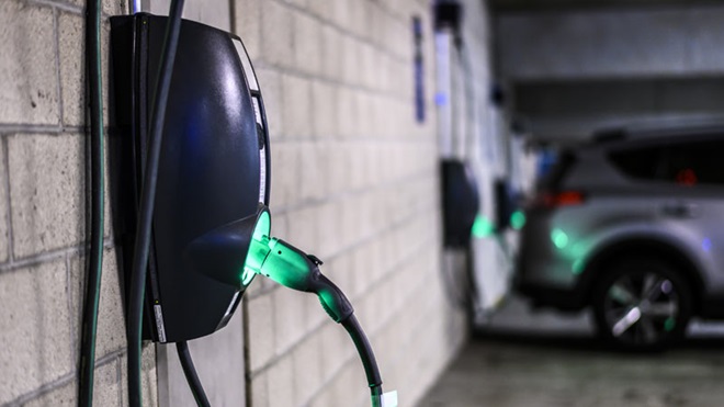 Carregadores de automóveis elétricos instalados na garagem do condomínio