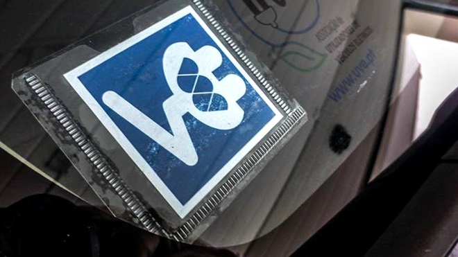 dístico identificativo para veículos elétricos