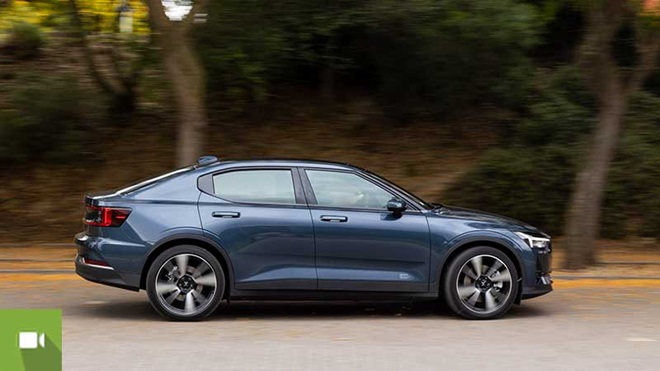 Carro elétrico Polestar 2 a andar numa estrada.