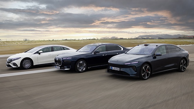 Mercedes-Benz EQS, BMW i7 e NIO eT7 em prova de estrada