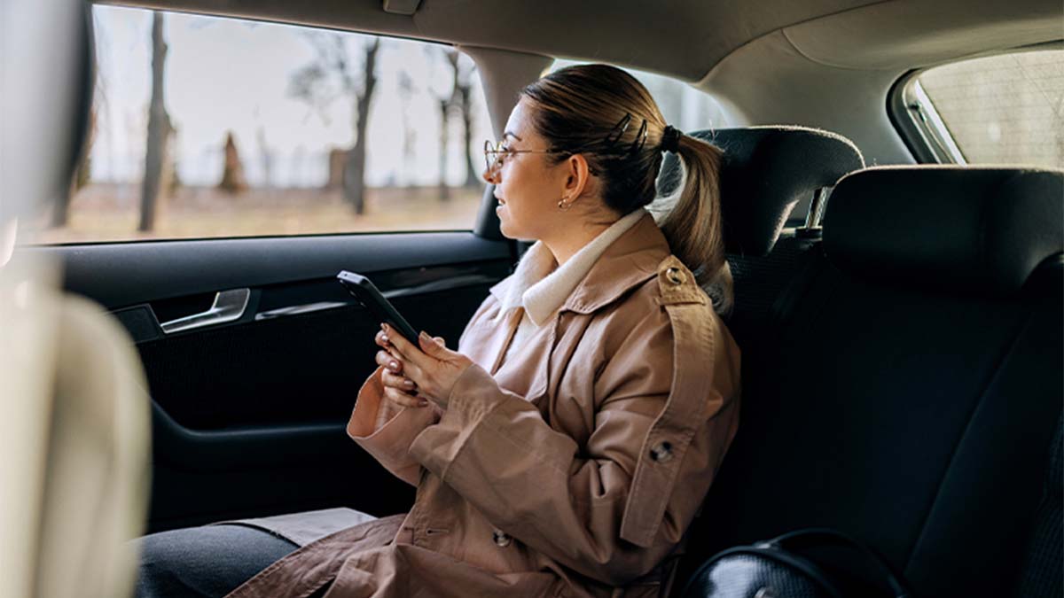 Mulher a andar num carro TVDE