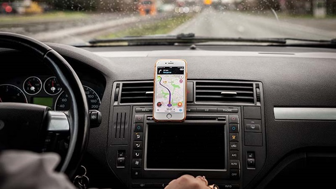Telemóvel com Waze no carro