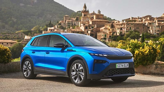 Skoda Elroq azul estacionado na diagonal