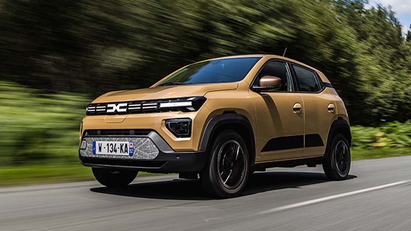 Dacia Spring amarelo na estrada