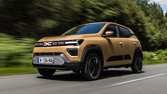 Dacia Spring amarelo na estrada