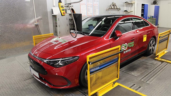 Mercedes-Benz CLA elétrico vermelho em laboratório
