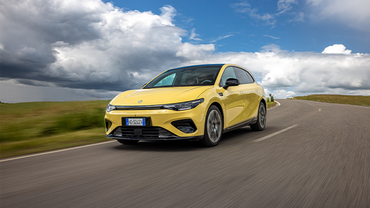 Automóvel elétrico Leapmotor B05 amarelo a circular numa estrada rural
