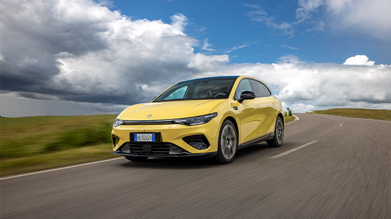 Automóvel elétrico Leapmotor B05 amarelo a circular numa estrada rural