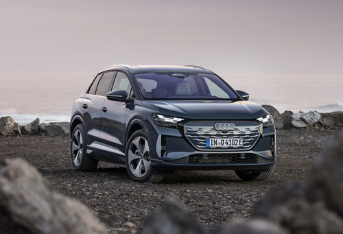 Audi Q4 e-tron com baterias de 63 e 82 kWh: desde 49 700 €, até 404 km ou 516 km de autonomia.