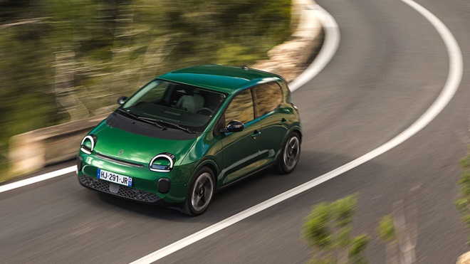 Renault Twingo elétrico verde na estrada
