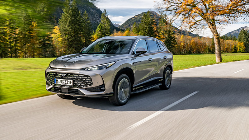 MG HS PHEV, híbrido plug-in a gasolina, na estrada com montanha de fundo