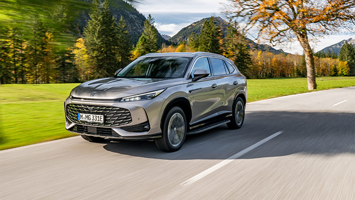 MG HS PHEV, híbrido plug-in a gasolina, na estrada com montanha de fundo