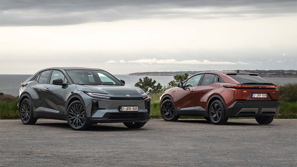 Dois Toyotas CHR+, um cinzento de frente e outro vermelho de trás