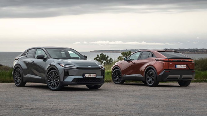 Dois Toyotas CHR+, um cinzento de frente e outro vermelho de trás