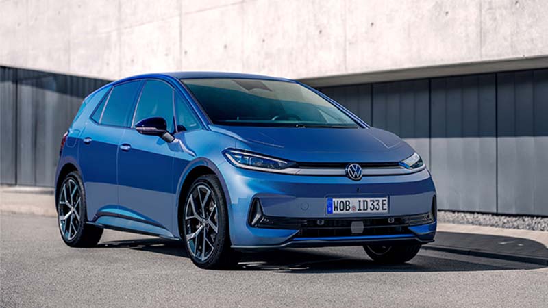 Volkswagen ID.3 Neo azul parado em frente a edifício branco e cinzento