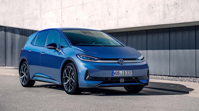 Volkswagen ID.3 Neo azul parado em frente a edifício branco e cinzento